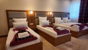 En eller flere senge i et værelse på Airport Global Hotel + 99 billeder