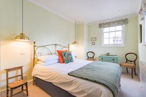 een slaapkamer met een groot bed en een raam bij Corner House in Deal