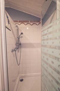 un piccolo bagno con doccia e doccia di Gresigne a Larroque