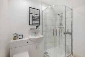 Et badeværelse på 4 Bed in Pleasley Vale oc-c30857 + 20 billeder