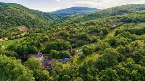 una vista aerea di una casa sulle colline di Gresigne a Larroque