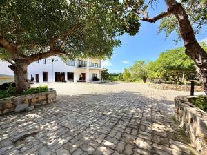 a cobblestone driveway in front of a building at Amuji Accommodation and Apartments in Vilanculos