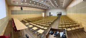 een lege collegezaal met rijen tafels en stoelen bij Airport Global Hotel in Mörfelden-Walldorf