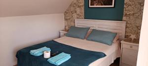 a small bedroom with a bed with towels on it at Anyrcoy in Viña del Mar