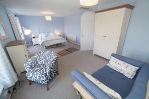 En eller flere senge i et værelse på 2 Bed in Mumbles oc-hh1203
