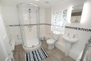 Et badeværelse på 2 Bed in Mumbles oc-hh1203 + 22 billeder