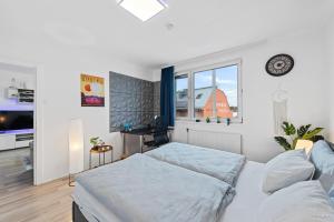 ein weißes Schlafzimmer mit einem Bett und einem Fenster in der Unterkunft Big 1 Bedroom Apartment near Airport & City Center in Schwechat + 16 Fotos