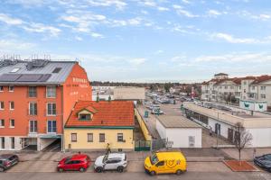 eine Stadt mit Autos auf einem Parkplatz in der Unterkunft Big 1 Bedroom Apartment near Airport & City Center in Schwechat