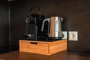 een koffiepot bovenop een houten standaard bij Tiny Boat House #3 in Garnwerd