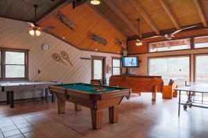 une pièce avec un billard et une télévision dans l'établissement Idyllwild Camping Resort Cabin, à Idyllwild