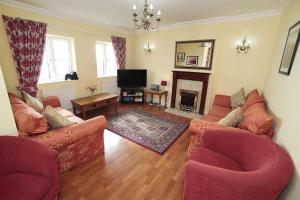 een woonkamer met 2 banken en een televisie bij 4 Bed in Port Eynon oc-hh9901 in Port-Eynon