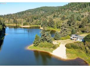 una vista aerea di una casa su un'isola in un lago di Lake House - Pacific City a Tierra Del Mar