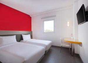 TV a/nebo společenská místnost v ubytování Amaris Hotel Sriwedari Solo