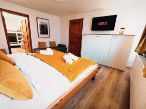 a bedroom with a bed with two towels on it at Harzer Bergstadthaus für Familien und Freunde in Sankt Andreasberg