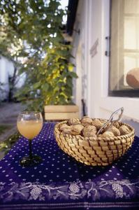 einen Tisch mit einem Glas Wein und einem Korb mit Erdnüssen in der Unterkunft Siebenbrüderhof in Weiden am See