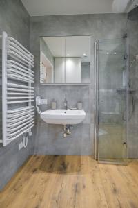 un bagno con lavandino e doccia di Sun & Garden House a Oświęcim Altre 43 foto