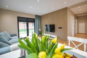 un soggiorno con un divano e un tavolo di Sun & Garden House a Oświęcim