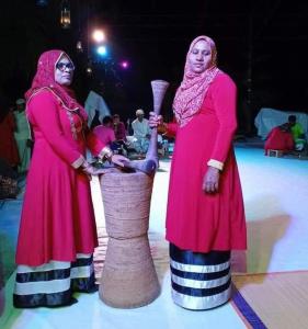 Twee vrouwen staan naast een vaas. bij Ocean Sunset in Dhangethi +39 foto's