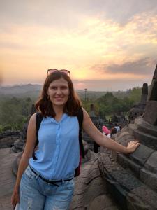 een vrouw die bovenop een tempel staat bij WaitHozz in Beran-kidul