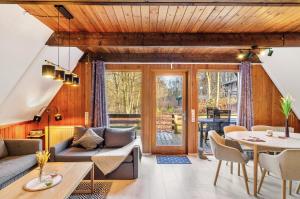 ein Wohnzimmer mit Sofa und Tisch in der Unterkunft Twistesee Ferienhaus 2 in Wetterburg