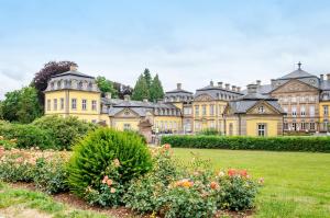 ein altes Herrenhaus mit Garten davor in der Unterkunft Twistesee Ferienhaus 2 in Wetterburg