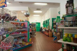 un pasillo de una tienda de comestibles con muchos artículos en Sea Pines Loft Park Model 5 en Swainton