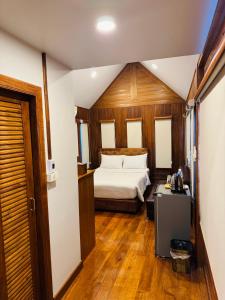 een slaapkamer met een bed in een kleine kamer bij JJ Palace เจเจ พาเลซ in Ban Si Than