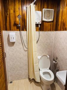 een badkamer met een toilet en een douche bij JJ Palace เจเจ พาเลซ in Ban Si Than +20 foto's