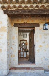 Le Bar-sur-LoupにあるL´Escale du Cielの木の扉付きの石造建築の入口