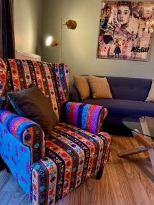 a couch and a chair in a living room at Appartement Werft & Meer in Lauterbach