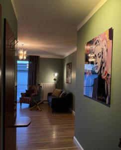 een woonkamer met een bank en een schilderij aan de muur bij Appartement Werft & Meer in Lauterbach