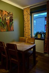 een eettafel met stoelen en een raam bij Appartement Werft & Meer in Lauterbach