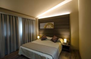 Tempat tidur dalam kamar di Archeo Hotel