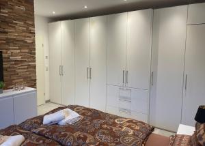a bedroom with white cabinets and a bed at Saras Weinchalet in Guntersblum
