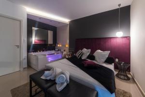 een slaapkamer met een groot bed met handdoeken erop bij NAR Royalton Accommodation in Niš