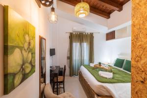 a bedroom with a bed and a painting on the wall at Elsa d'Ortigia - I Tre Archi in Syracuse