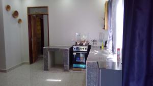 une cuisine avec une cuisinière et un comptoir dans l'établissement Gray Hideaway Resort, à Jinja 5 autres photos