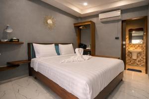 Giường trong phòng chung tại The Homey Boutique Rawai