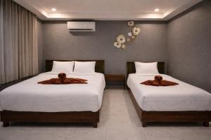 Giường trong phòng chung tại The Homey Boutique Rawai