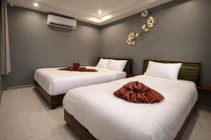 Giường trong phòng chung tại The Homey Boutique Rawai