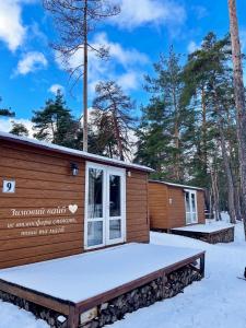 a cabin in the woods in the snow at Spokiy in Glebovka