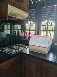 een keuken met een fornuis en een pan op het aanrecht bij VinSri Villa in Kurunegala