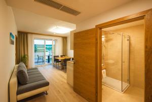 Zimmer mit Dusche, Stuhl und Tisch in der Unterkunft Gut Leithaberg in Jois