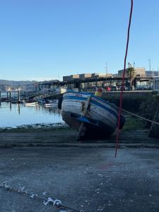 Ein paar Boote lagen am Ufer in der Unterkunft Ático Pequeño Paraíso Combarro in Combarro + 58 Fotos