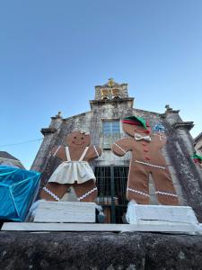 zwei Teddybärenstatuen vor einem Gebäude in der Unterkunft Ático Pequeño Paraíso Combarro in Combarro