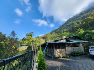 En generel udsigt til bjerge eller udsigt til bjerge taget fra feriegården