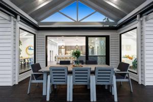 ein Esszimmer mit Tisch und Stühlen in der Unterkunft Homestead on Fennell - Fresh Eggs, Farm & BBQ Fun in Toronto