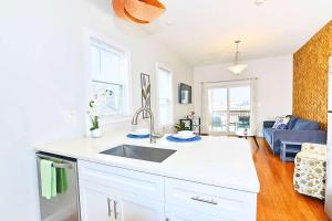 Køkken eller tekøkken på Jennifer's Chic Downtown City Views Private Deck + 21 billeder