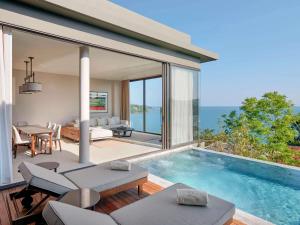 een villa met een zwembad en een woonkamer bij V Villas Phuket - MGallery Collection in Panwa Beach