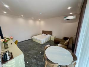ein Zimmer mit einem Bett, einem Tisch und einer Couch in der Unterkunft LARTA Rest House in Ashtarak